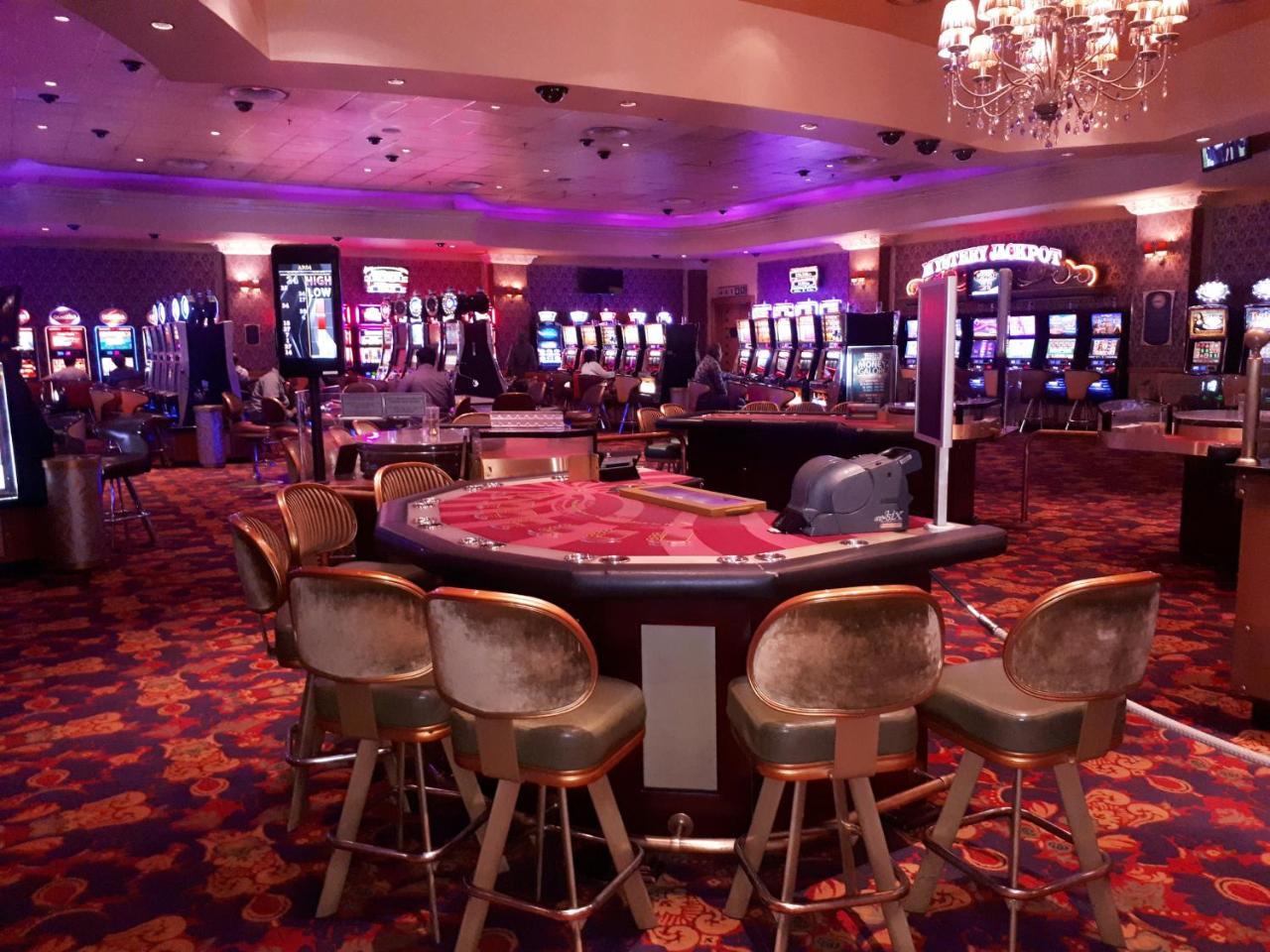 Queens Casino And Hotel 昆斯敦 外观 照片
